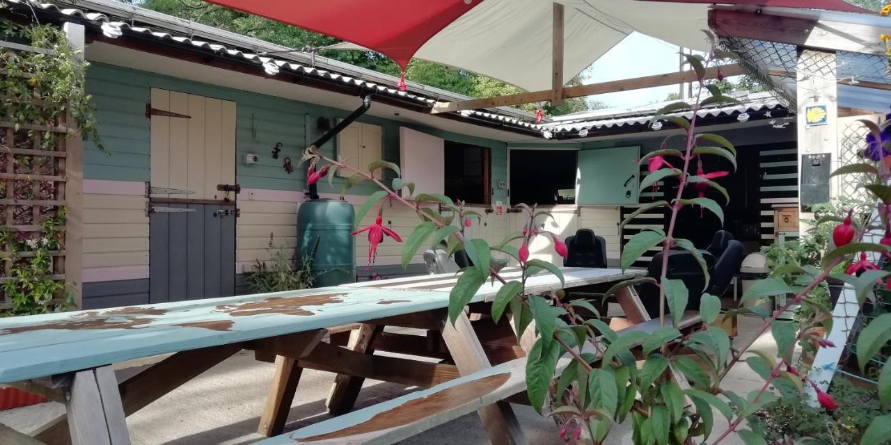 Хостел Eden'S Yard Backpackers Сент-Остел Экстерьер фото